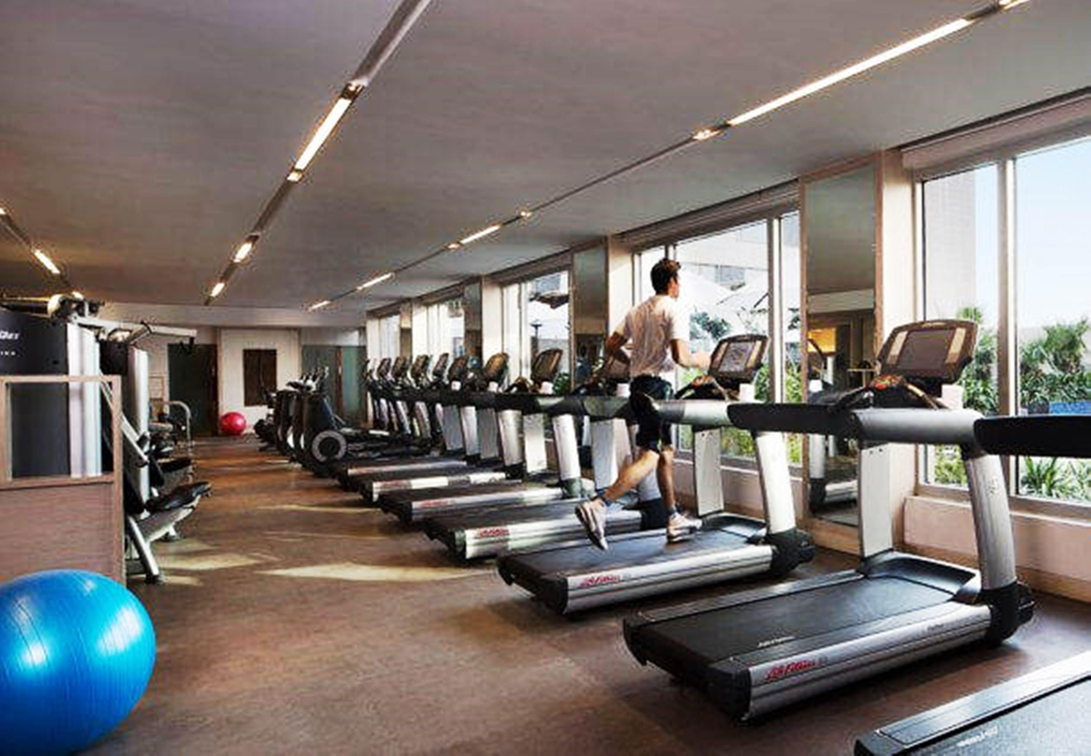 Jw Marriott Hotel New Delhi Aerocity Eksteriør bilde A treadmill in a gym