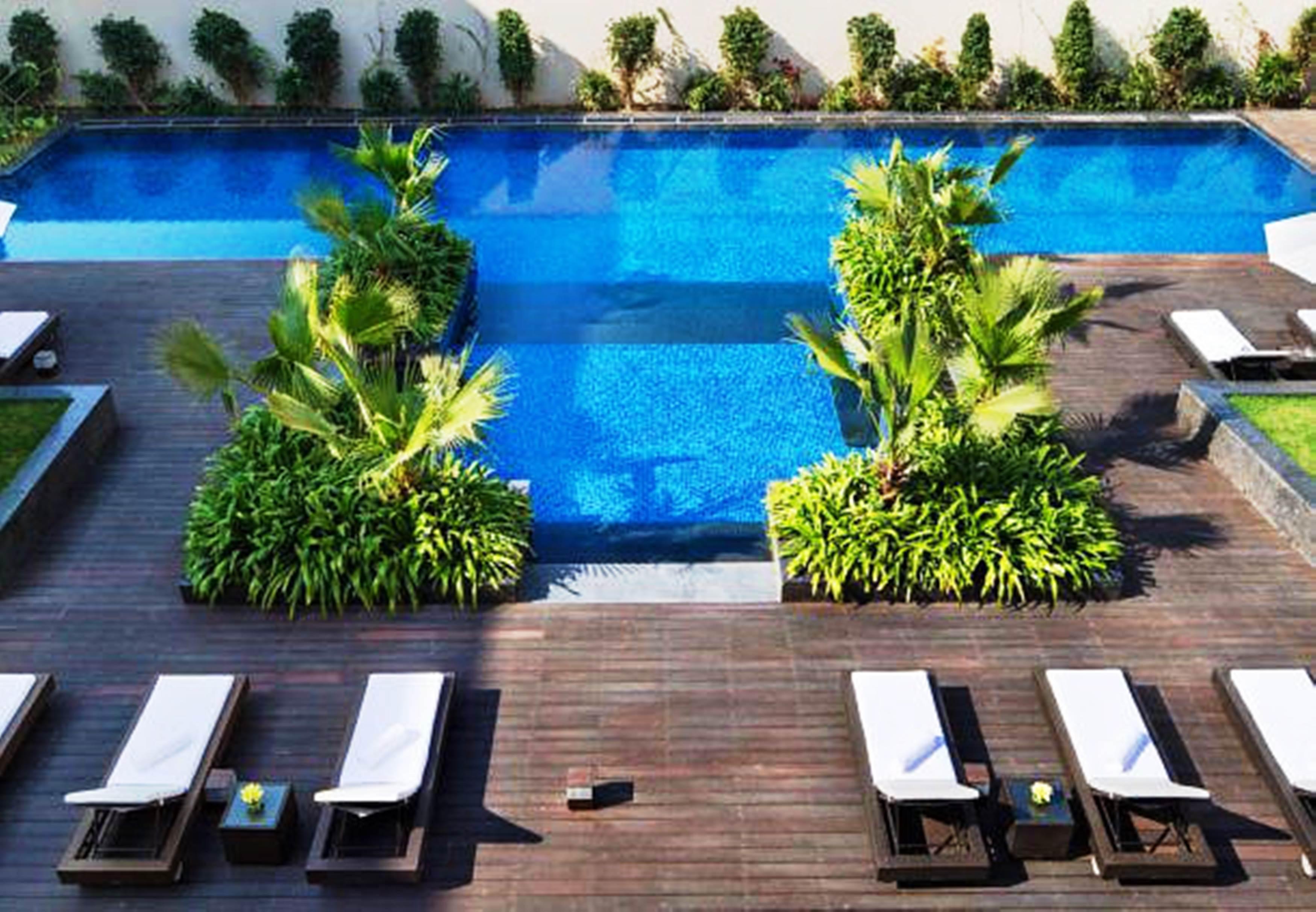 Jw Marriott Hotel New Delhi Aerocity Eksteriør bilde The pool at the hotel