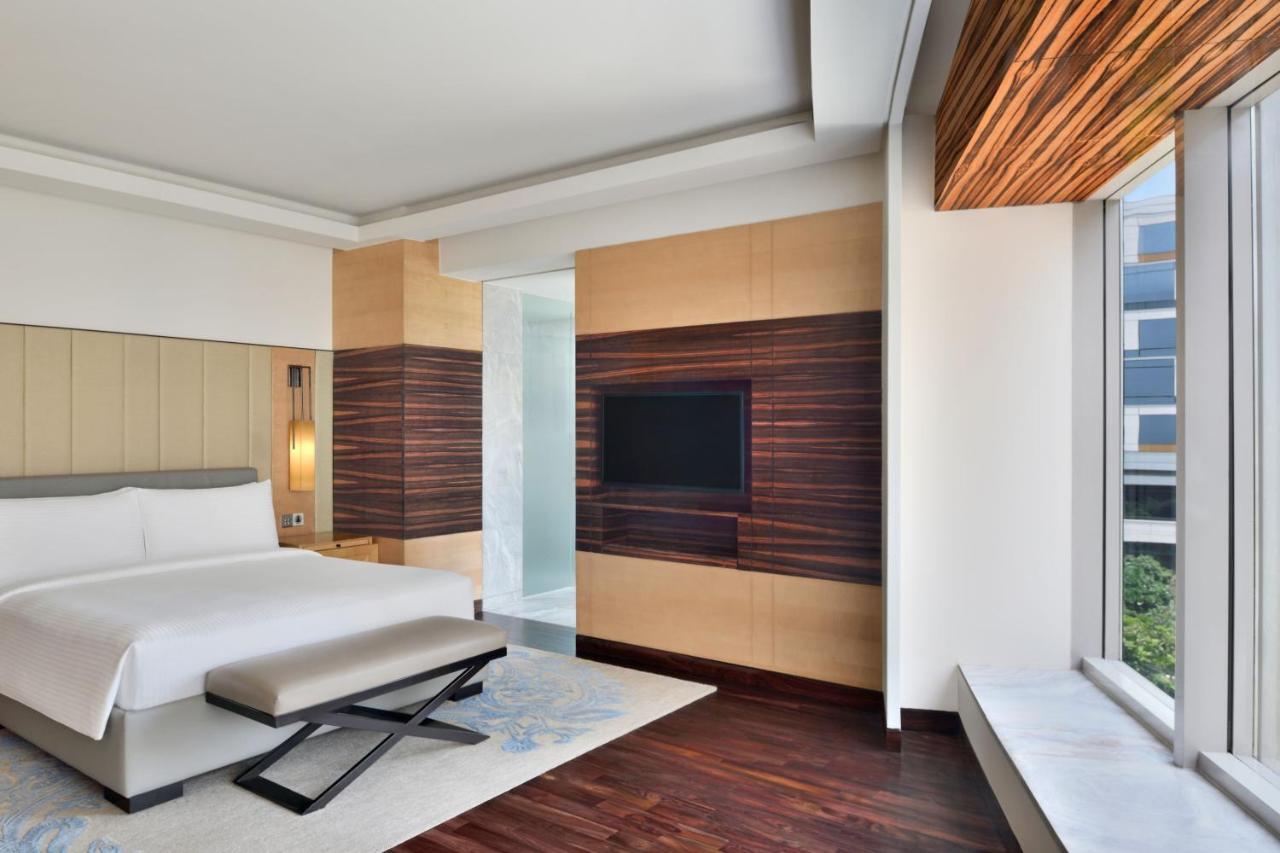 Jw Marriott Hotel New Delhi Aerocity Eksteriør bilde A bedroom at the Westin Mumbai International