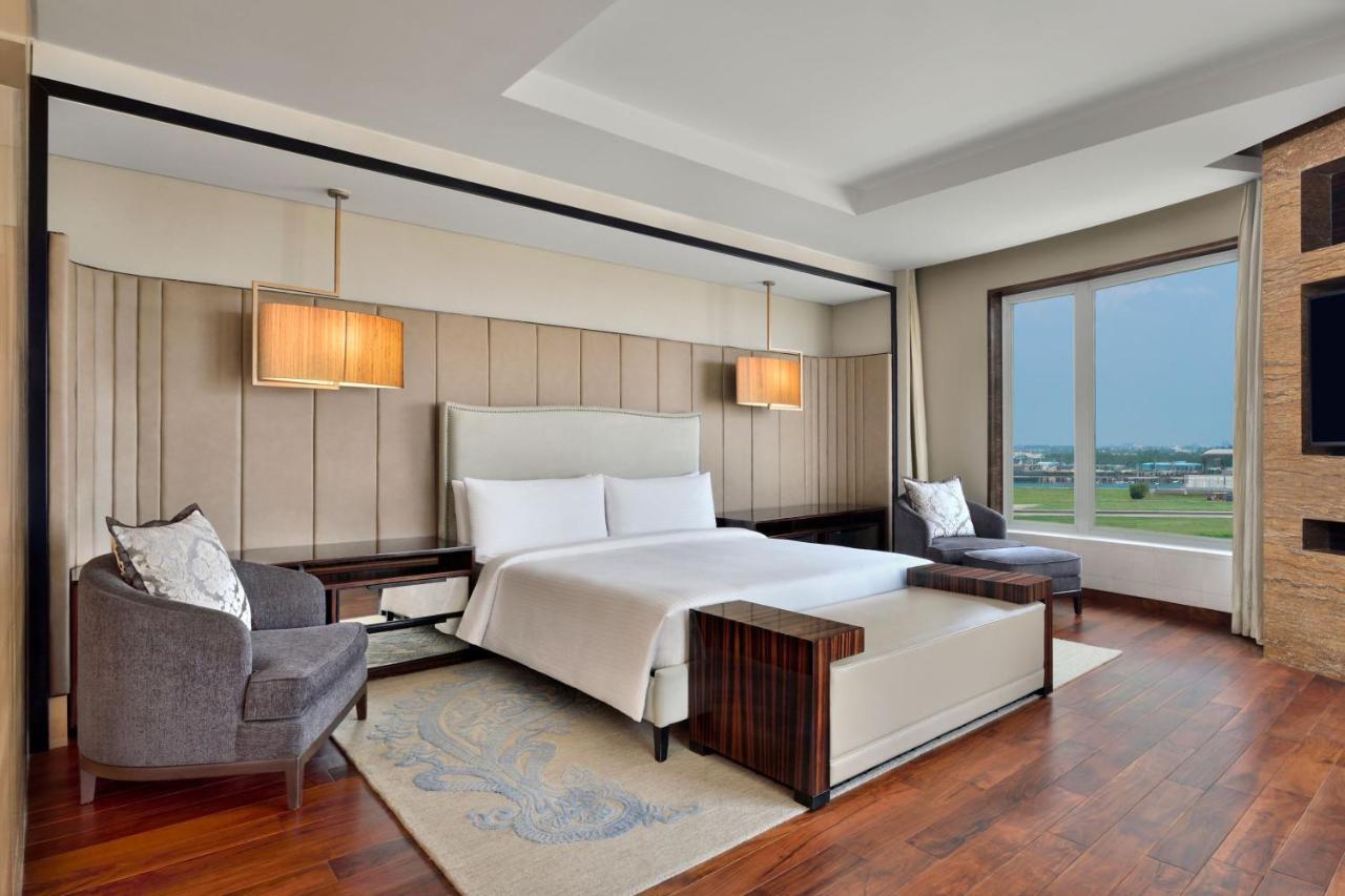 Jw Marriott Hotel New Delhi Aerocity Eksteriør bilde A bedroom at the hotel