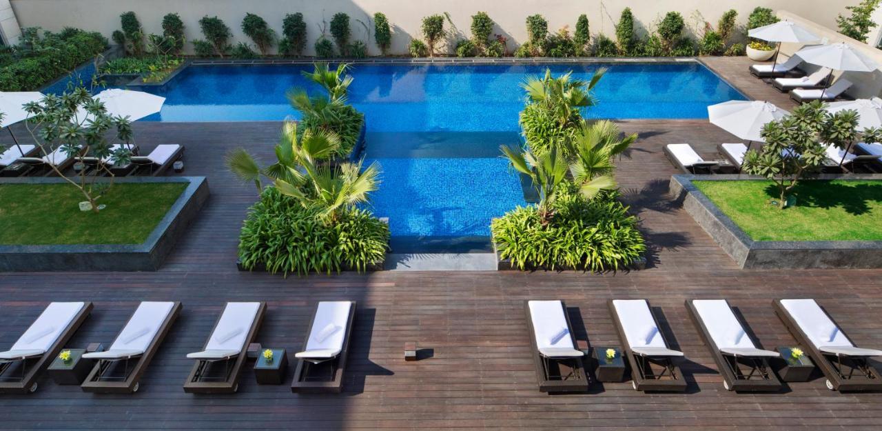 Jw Marriott Hotel New Delhi Aerocity Eksteriør bilde The pool at the hotel