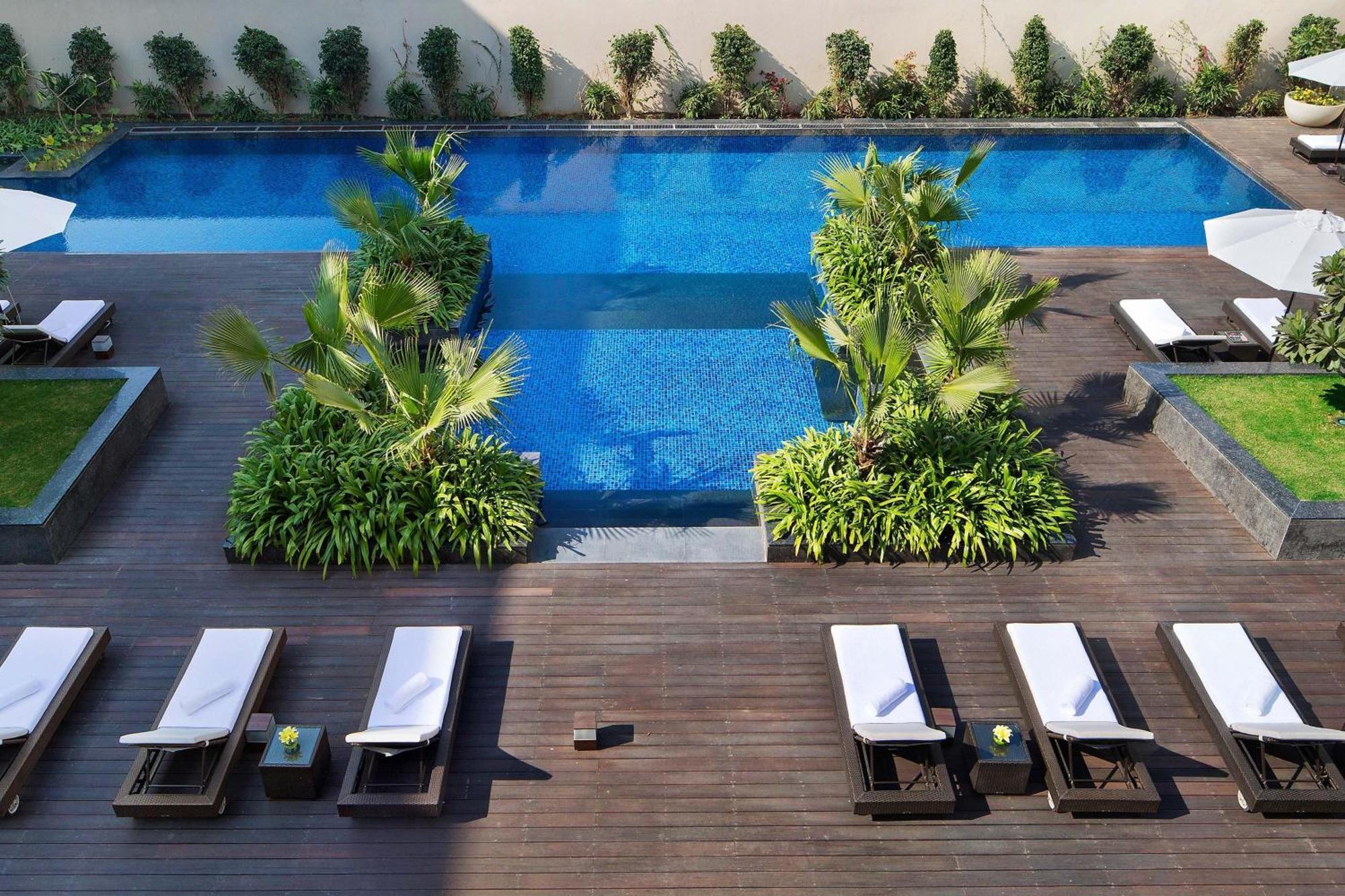 Jw Marriott Hotel New Delhi Aerocity Eksteriør bilde The pool at the hotel