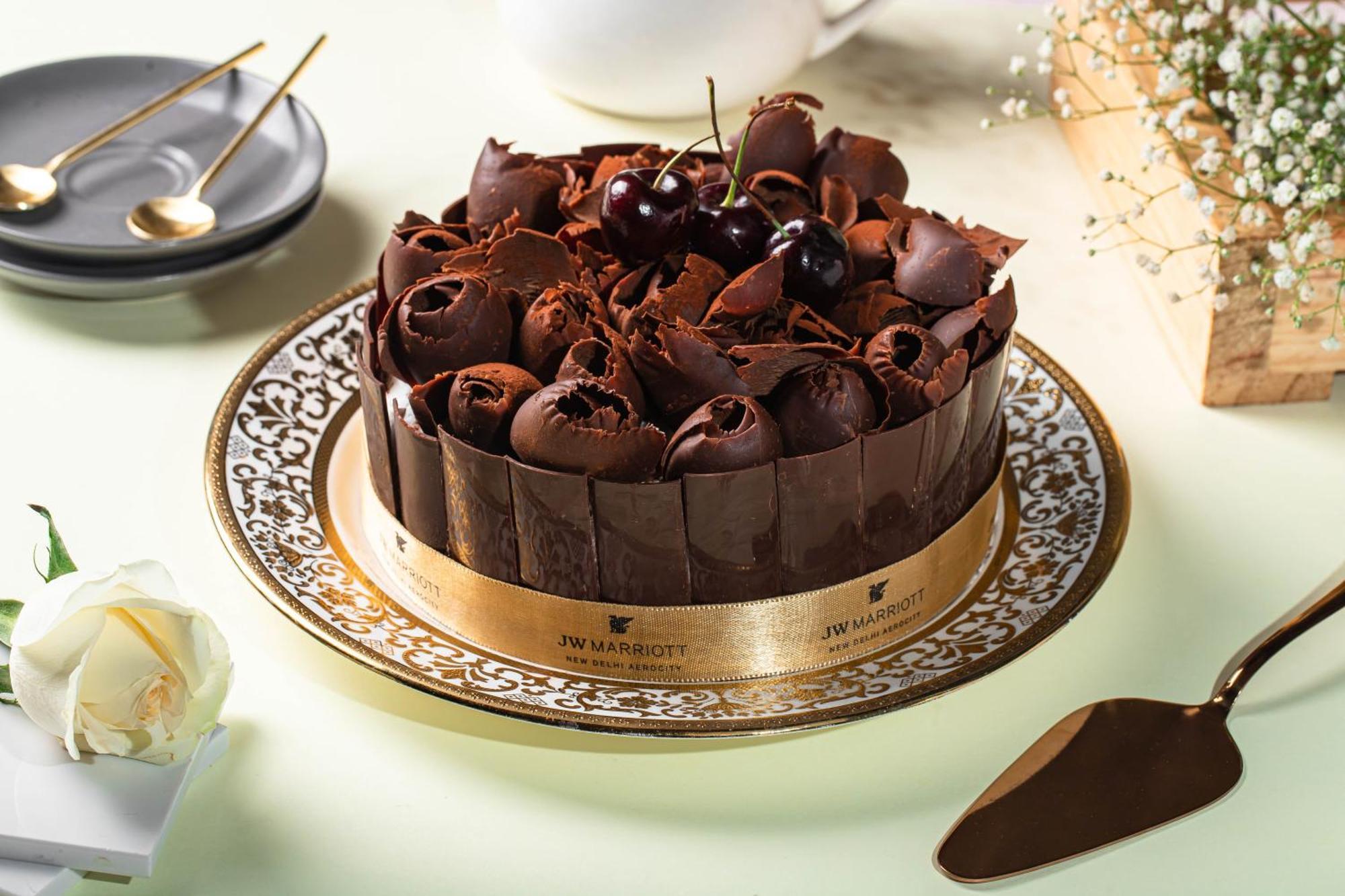 Jw Marriott Hotel New Delhi Aerocity Eksteriør bilde A chocolate cake