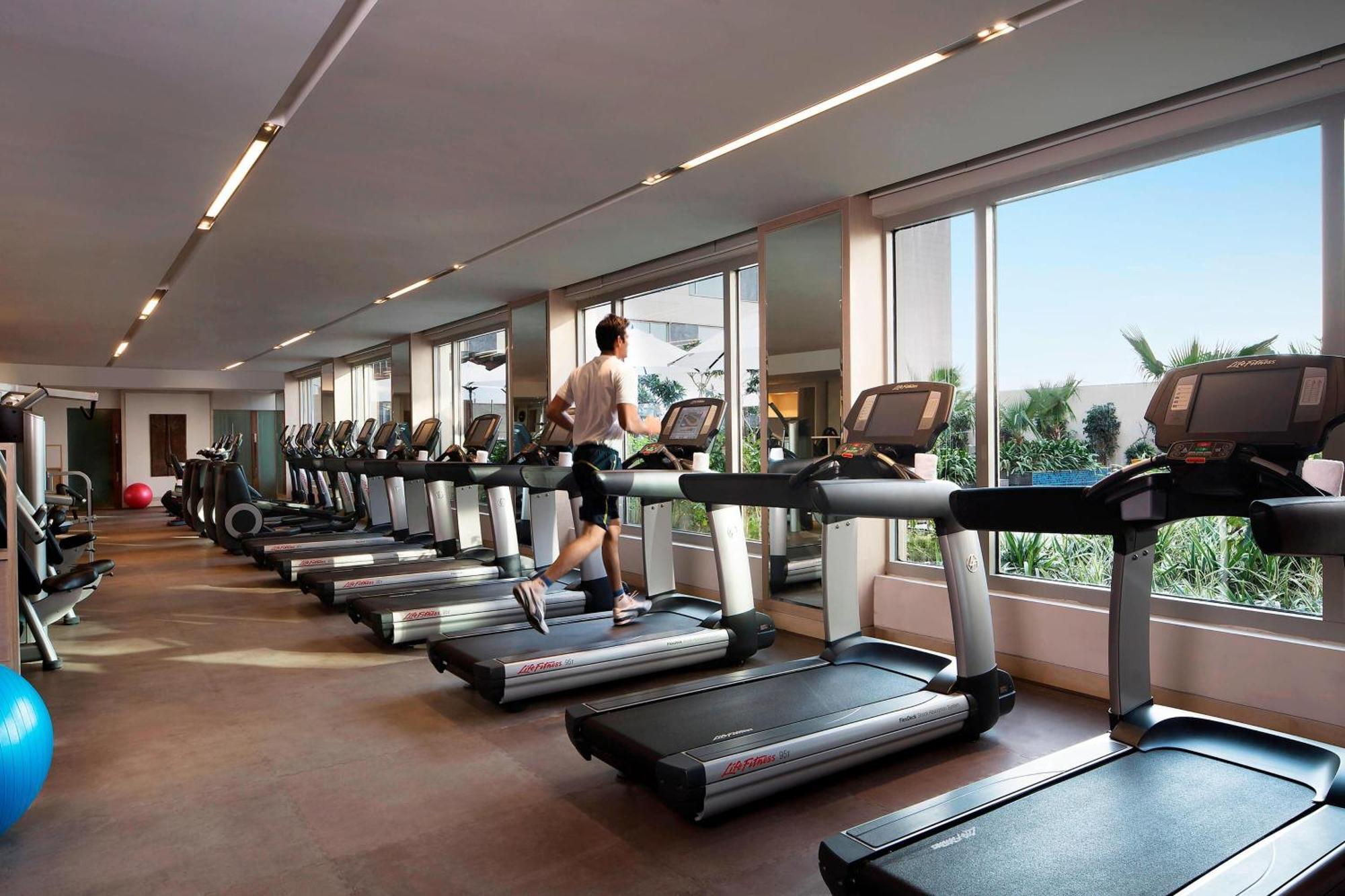 Jw Marriott Hotel New Delhi Aerocity Eksteriør bilde The gym at the hotel